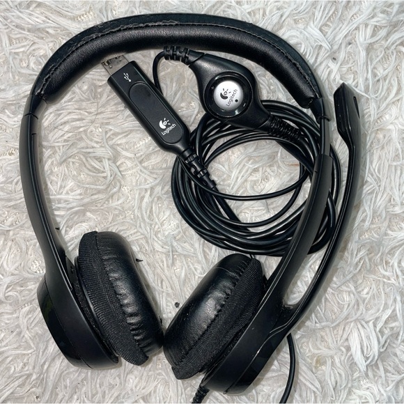 Logitech H390 Over the Ear, USB, Headset & Microphone - Picture 1 of 7